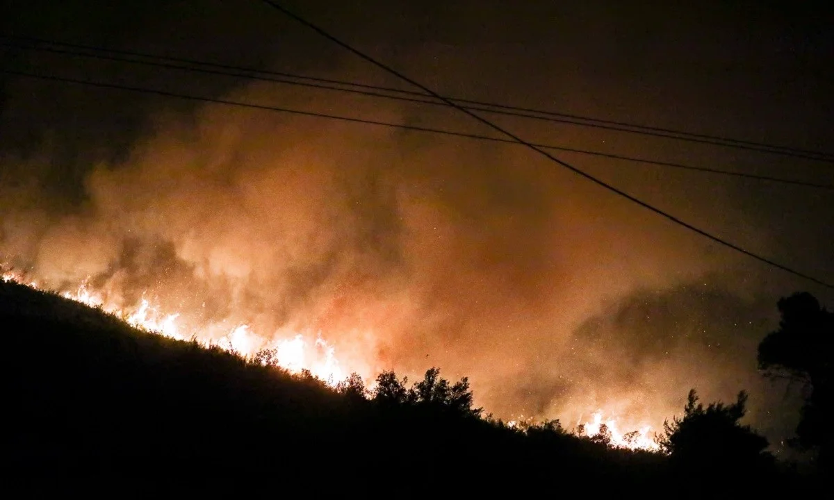 Πέρασε την Εθνική Οδό η φωτιά και πάει προς Καπανδρίτι!