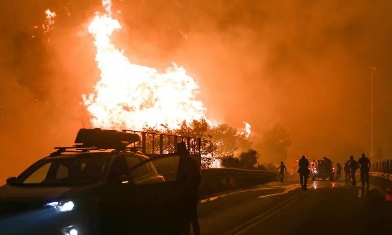 Φωτιά - Αττική: Εκκενώνονται Άγιος Στέφανος, Καπανδρίτι και Πολυδένδρι