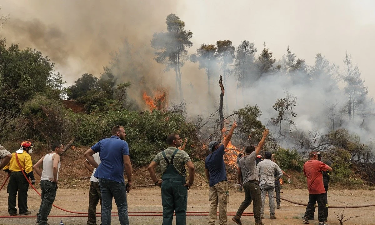 Εύβοια: Απεγκλωβισμοί πολιτών - Ανεξέλεγκτη η φωτιά καίει τα πάντα