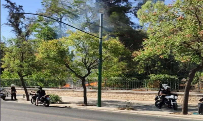 Φωτιά ΤΩΡΑ και στο Πεδίον του Άρεως