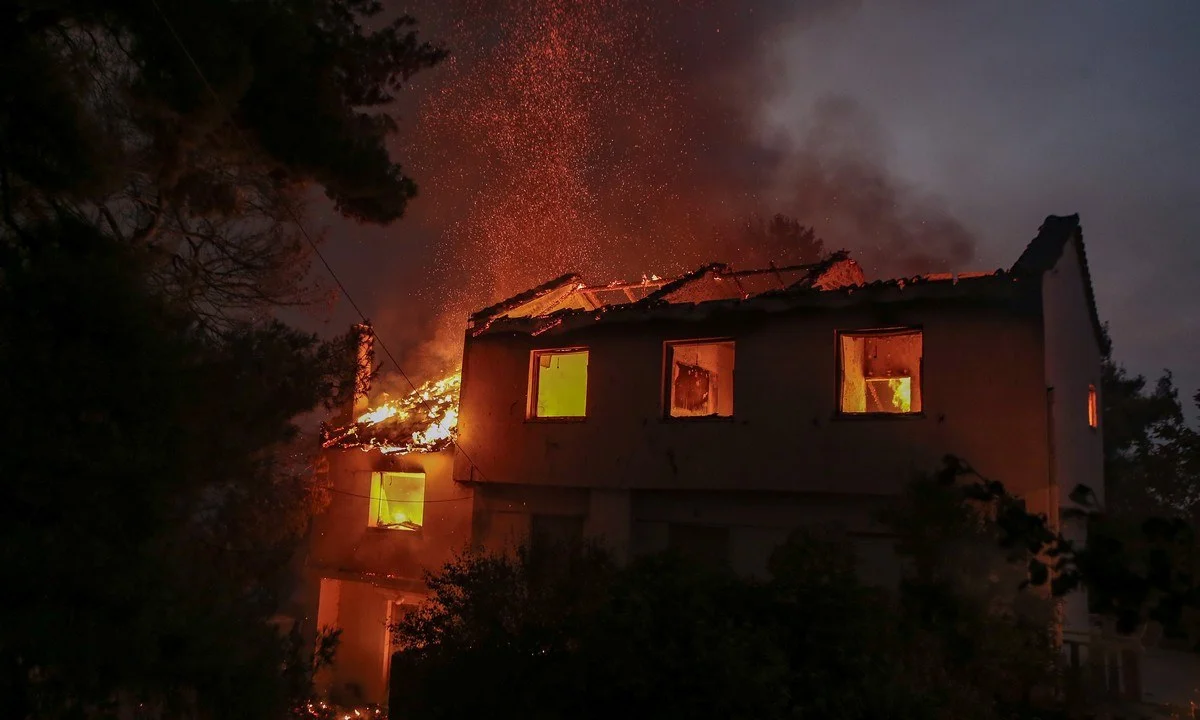 Φωτιά στην Αττική: Κόλαση σε Θρακομακεδόνες και Βαρυμπόμπη – Φλέγεται ο Άγιος Στέφανος - Νέο μήνυμα από το 112
