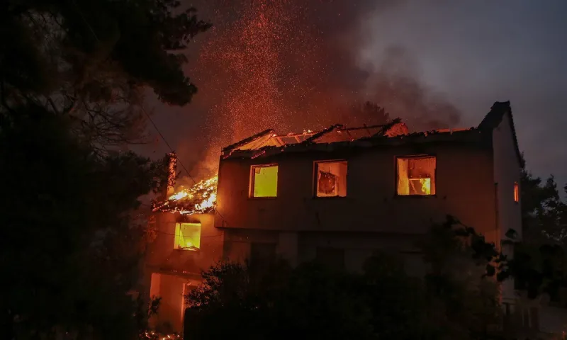 Φωτιά στην Αττική: Κόλαση σε Θρακομακεδόνες και Βαρυμπόμπη – Φλέγεται ο Άγιος Στέφανος - Νέο μήνυμα από το 112