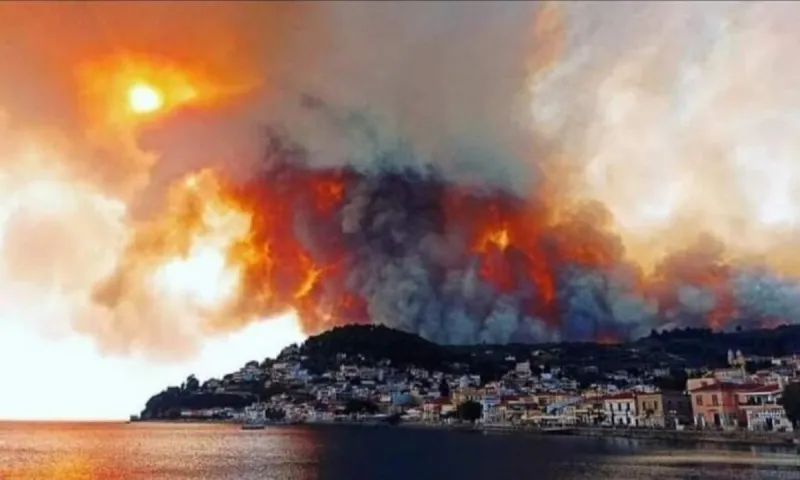 Φωτιά Εύβοια: Νέο μέτωπο προς Αιδηψό - Δραματική έκκληση για εναέρια μέσα