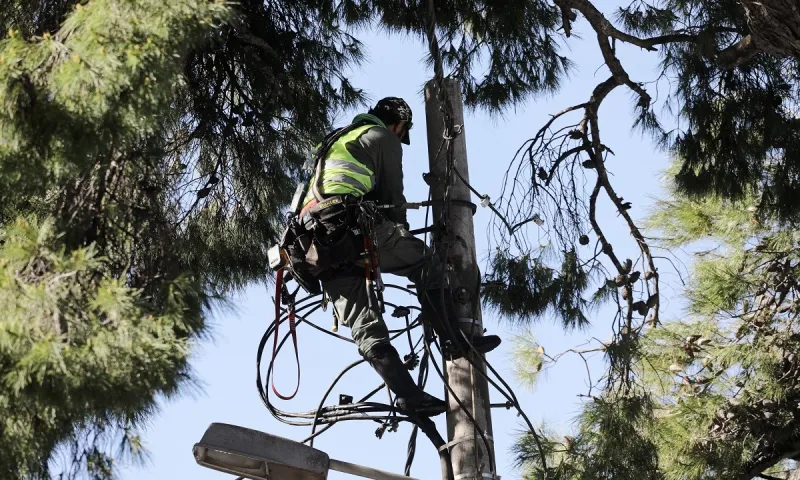 ΔΕΔΔΗΕ: Πόσοι στύλοι και υποσταθμοί χρειάζεται να αντικατασταθούν για την αποκατάσταση της ηλεκτροδότησης