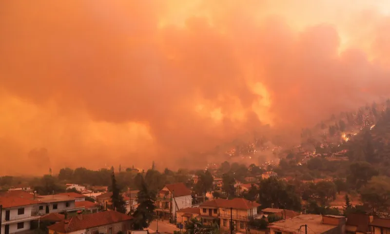 Φωτιά - Εύβοια: Καίγονται σπίτια στο Πευκί