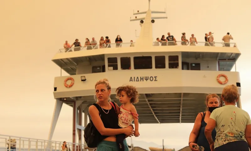Φωτιά - Εύβοια: Απίστευτη καταγγελία! «Μας έχουν 10 ώρες μέσα στο πλοίο χωρίς νερό»