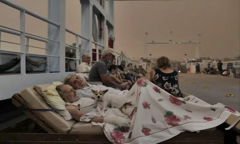 Φωτιά Εύβοια: Παρατημένοι από το επιτελικό κράτος - Η σπαρακτική φωτογραφία των ηλικιωμένων στο ferry boat