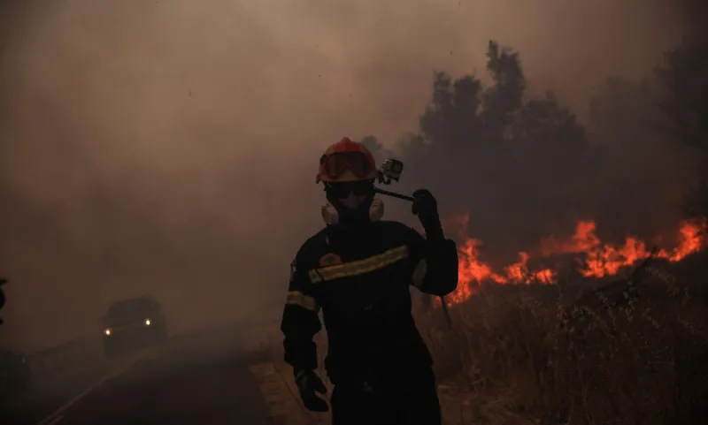 Φωτιά Βαρυμπόμπη: Ρεπορτάζ στη Γερμανία οι τρύπιες μάνικες