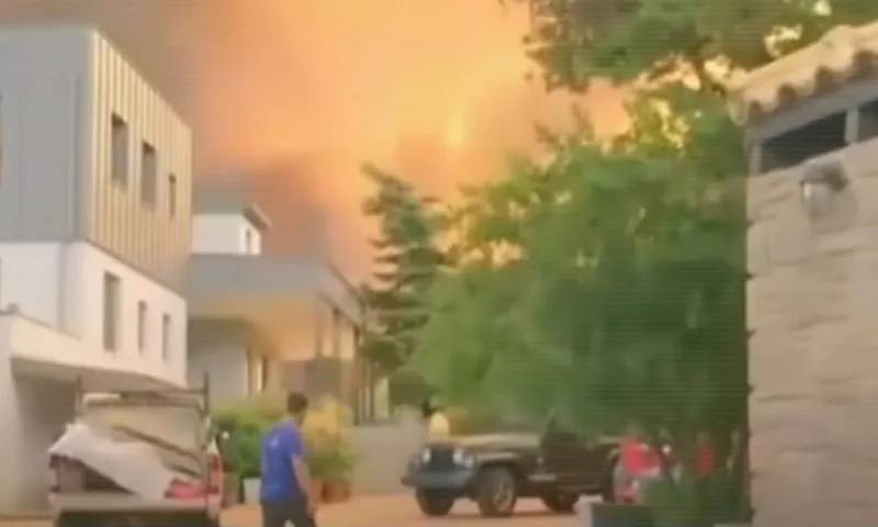 Φωτιά - Δροσοπηγή: Δείτε το video από το πυροσβεστικό όχημα που είχε παρκάρει μέσα στην έπαυλη