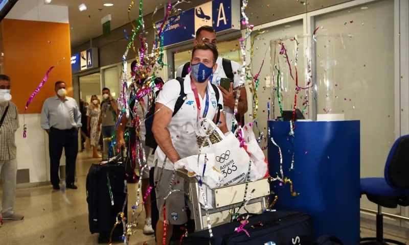 Εθνική πόλο ανδρών: Αποθέωση στην επιστροφή των «ασημένιων» Ολυμπιονικών στην Ελλάδα