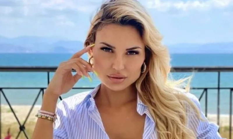 Η Αλεξάνδρα Παναγιώταρου είναι στη Μύκονο και μοιράζει εγκεφαλικά με τις φωτογραφίες της