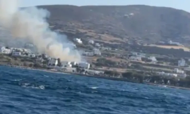 Φωτιά - Πάρος: Κοντά στη Νάουσα οι φλόγες - Απειλούνται σπίτια