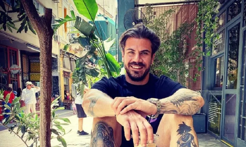 Άκης Πετρετζίκης: Ο super μπαμπάς για ψώνια...με τον γιό του στον μάρσιπο!