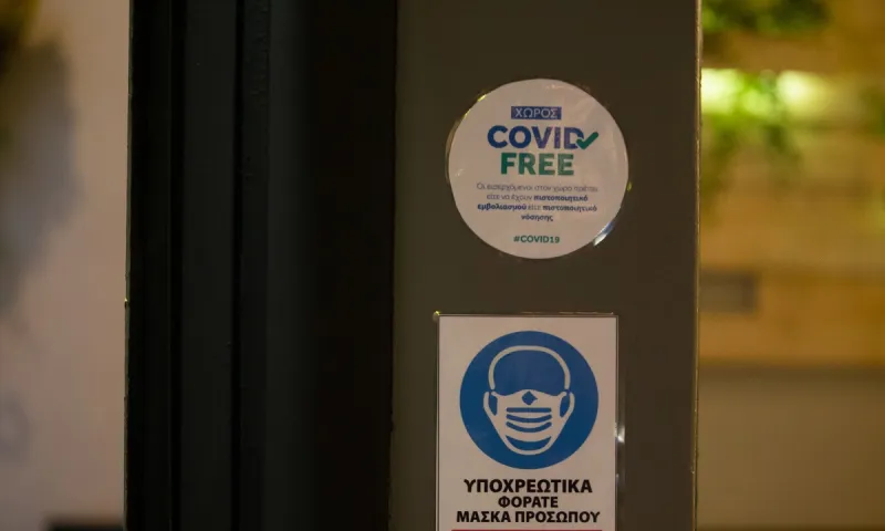 Κορονοϊός: Μόνο εμβολιασμένοι σε κλειστούς χώρους - Ανακοινώσεις στα τέλη Αυγούστου