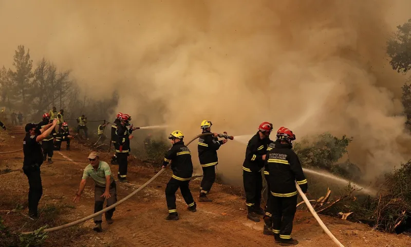 Φωτιά στα Βίλια - 112: «Εκκενώστε Παλαιοχώρι και Άγιο Γεώργιο» (vid)
