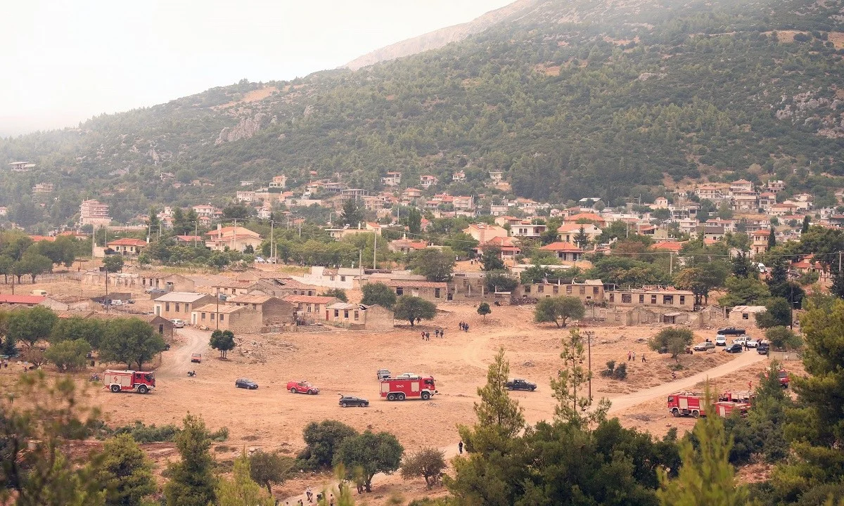 Φωτιά Βίλια: Στα πρώτα σπίτια οι φλόγες