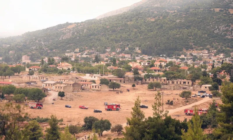 Φωτιά Βίλια: Στα πρώτα σπίτια οι φλόγες