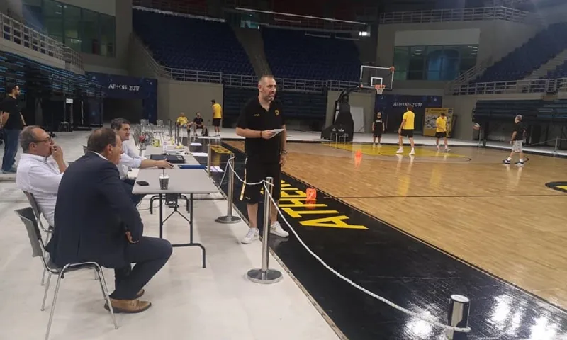 ΑΕΚ: Ο Μάκης Αγγελόπουλος στα Λιόσια, γνωριμία με τους παίκτες (Pics)
