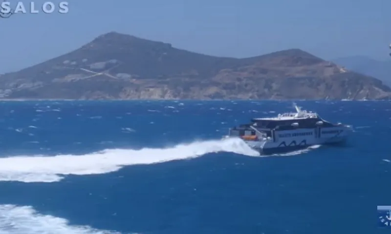 Viral: Το πλοίο και ο καπετάνιος του  δίνουν «μάχη» με τα κύματα (vid)