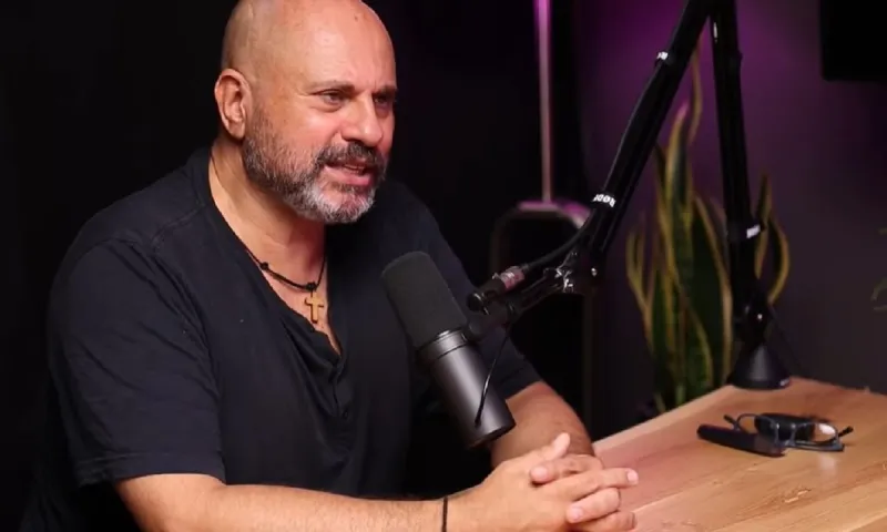 Δημήτρης Κούβελας: «Οι εμβολιασμένοι θα έπρεπε να επιδιώκουν να μην είναι πολλοί»