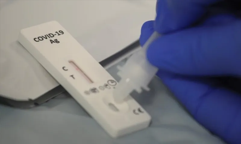 Δύο δωρεάν self tests για τους ανεμβολίαστους που γυρίζουν από τις διακοπές!