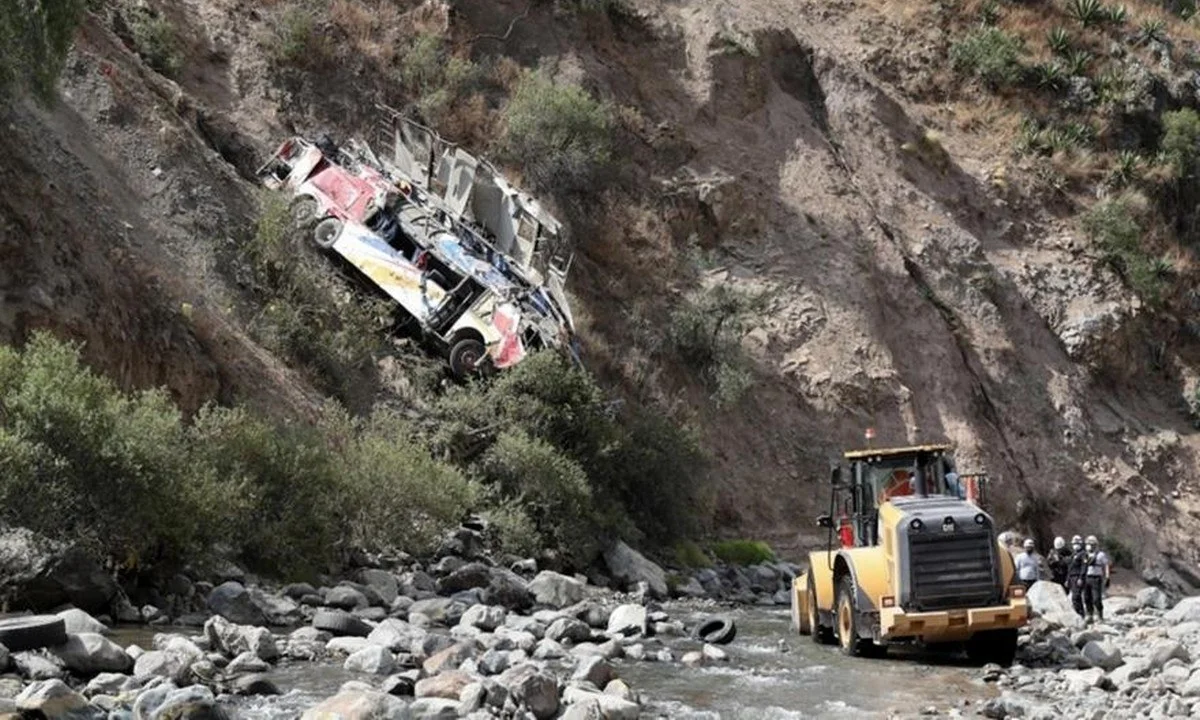 Περού: Σοκ με 32 νεκρούς μετά από πτώση λεωφορείου σε γκρεμό!