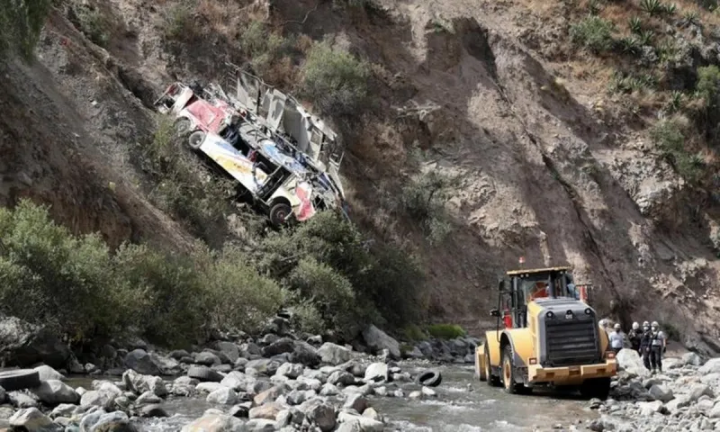 Περού: Σοκ με 32 νεκρούς μετά από πτώση λεωφορείου σε γκρεμό!