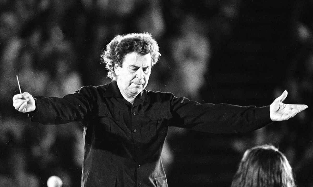 Μίκης Θεοδωράκης: Τριήμερο εθνικό πένθος!