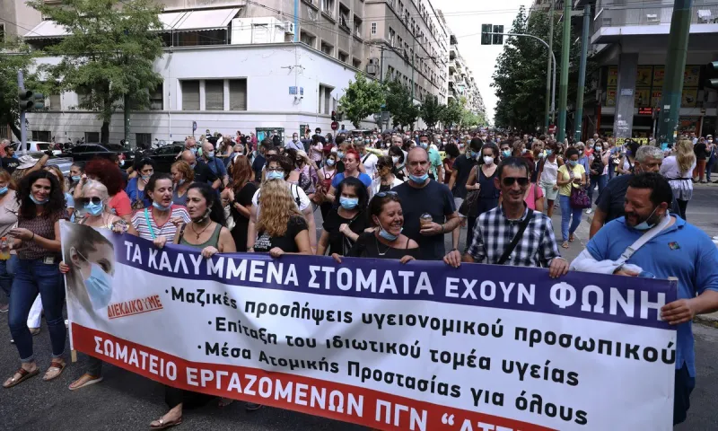Κορονοϊός - Εμβόλια: Έμειναν στο... δρόμο οι Υγειονομικοί - «Χθες με χειροκροτούσαν, σήμερα μου κάνουν τάκλιν»