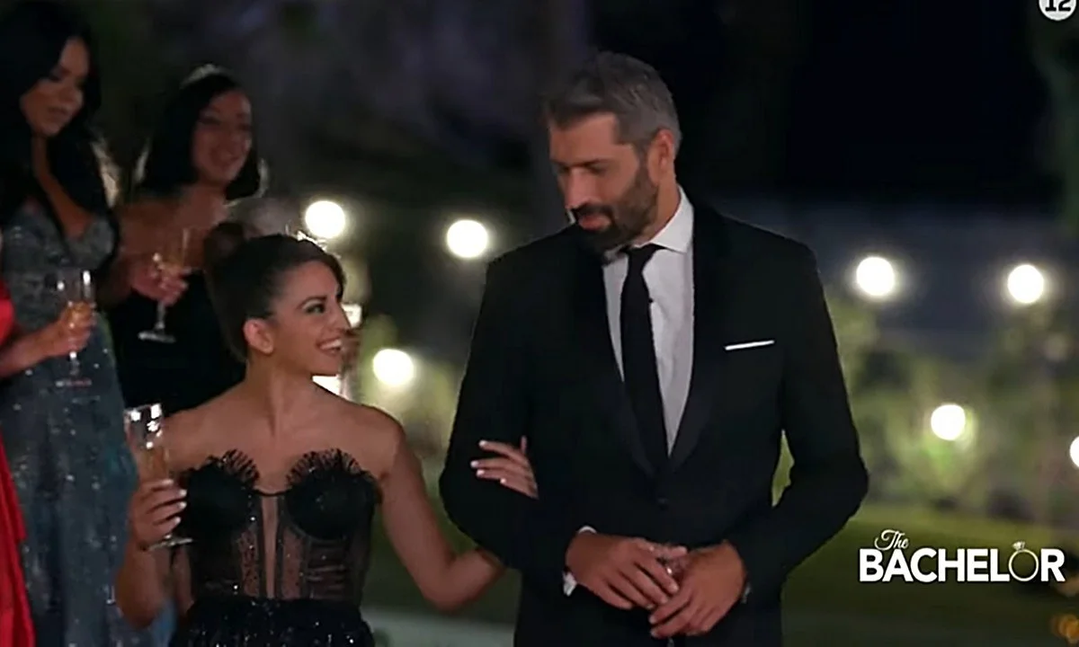 Bachelor: 21 γυναίκες πέφτουν στα... πατώματα για τον Αλέξη Παππά - Ποια είναι η αμοιβή τους!
