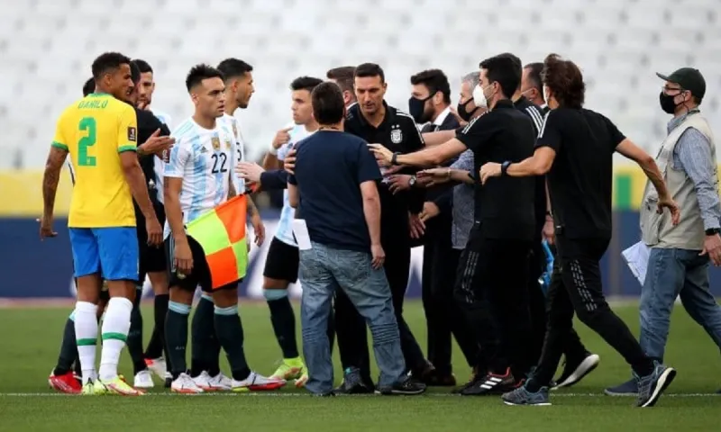 Απίστευτα πράγματα στο Βραζιλία - Αργεντινή: Διακοπή και εισβολή αστυνομίας! (vid)