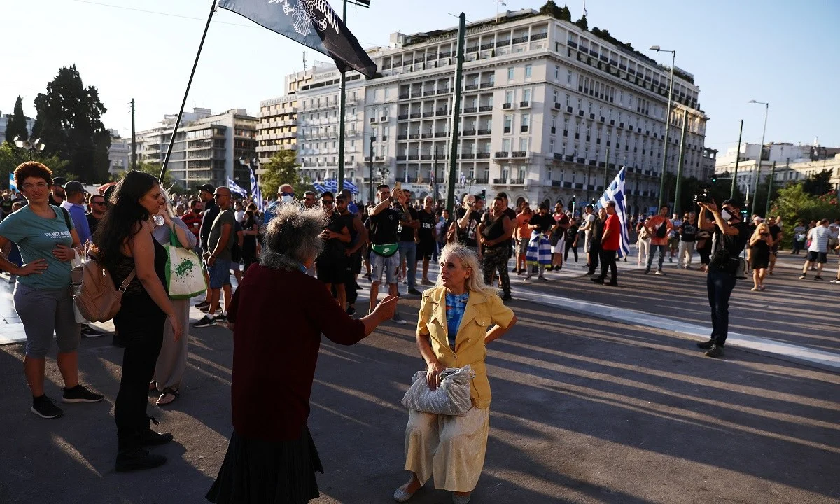Welt: Η Ελλάδα η πιο σκληρή χώρα απέναντι σε όσους είναι σκεπτικοί με το εμβόλιο