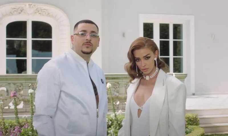 Ελένη Φουρέιρα: Στο τσακ δεν μπήκε στην porsche του Mad Clip!