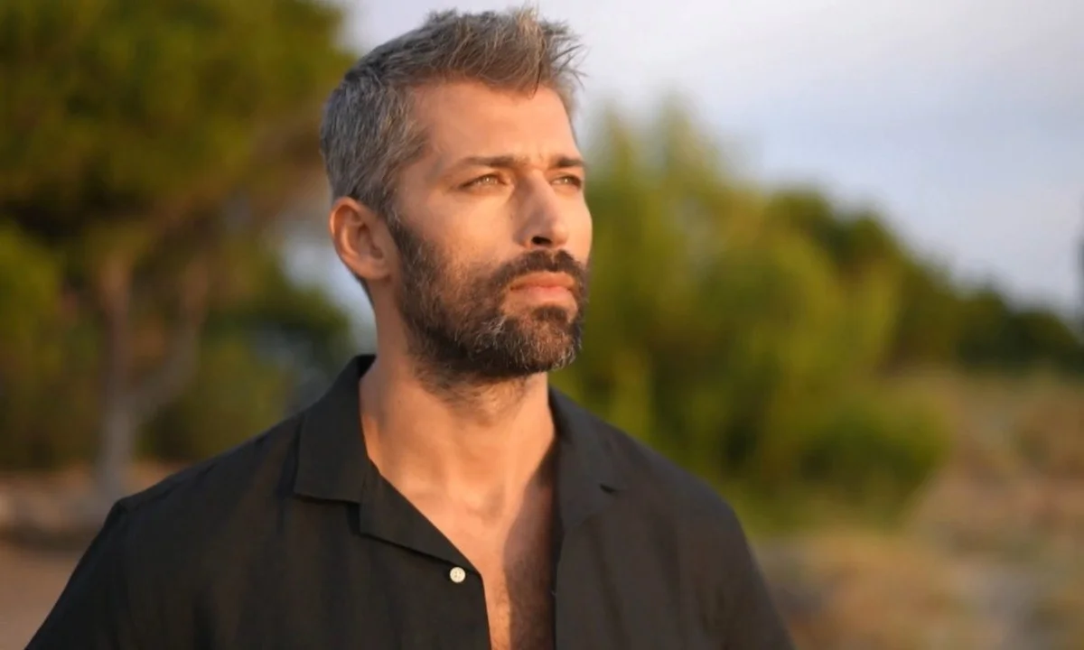 The Bachelor - Αλέξης Παππάς: Το κουστούμι που... ζάλισε Βαλέρια και Γιώτα (vid-pics)