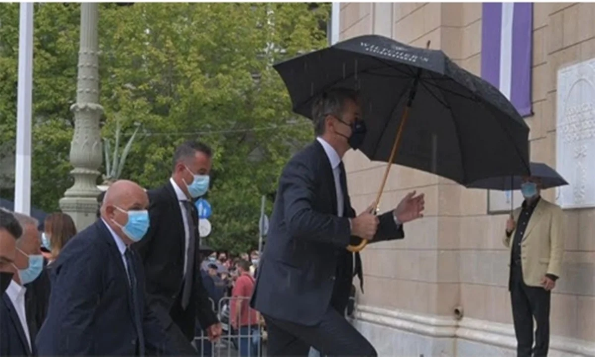Έντονες αποδοκιμασίες κατά του Κυριάκου Μητσοτάκη, από το συγκεντρωμένο πλήθος στη Μητρόπολη Αθηνών! (vid)