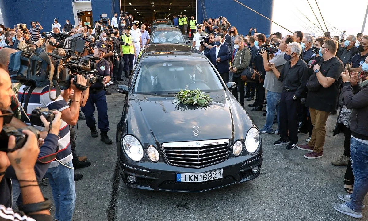 Μίκης Θεοδωράκης: Λαοθάλασσα στο τελευταίο αντίο στα Χανιά (vids+pics)