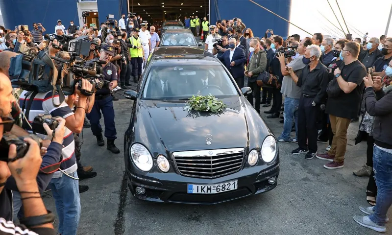 Μίκης Θεοδωράκης: Λαοθάλασσα στο τελευταίο αντίο στα Χανιά (vids+pics)