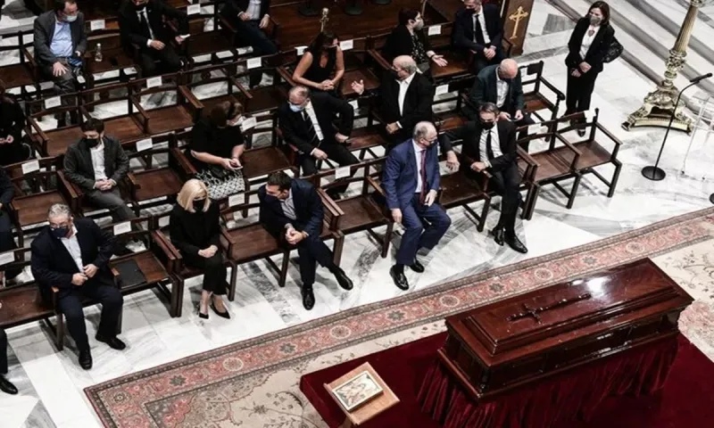 Στον οίκο του Θεού και ενώπιον νεκρού, κάποιοι προτίμησαν να κάτσουν... σταυροπόδι