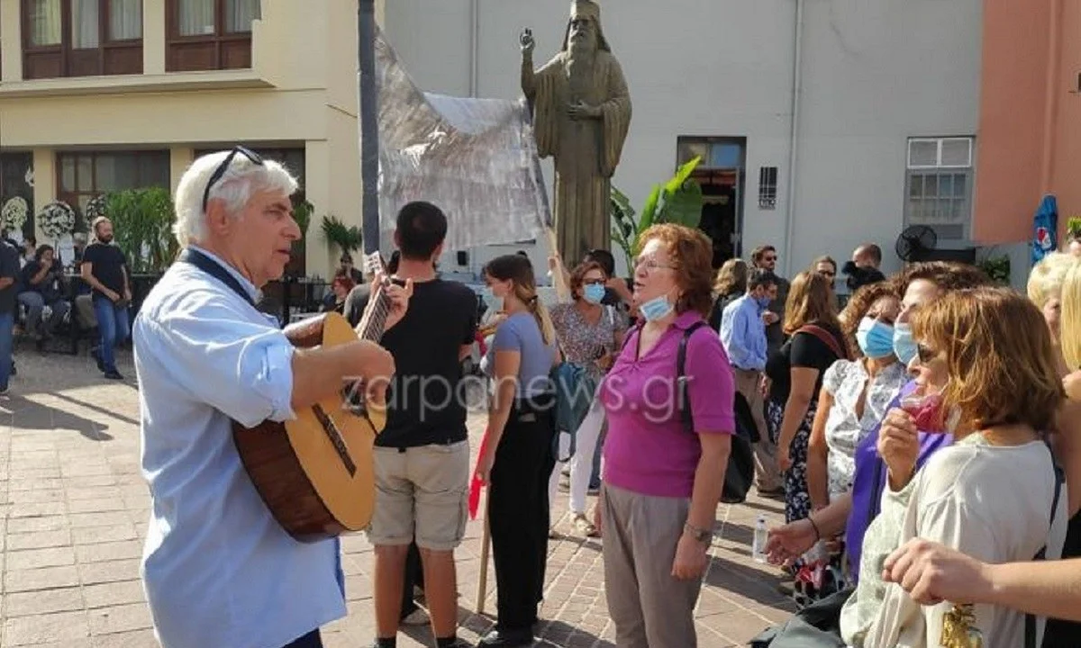 Μίκης Θεοδωράκης: Συγκινεί ο Γερμανός διευθυντής ορχήστρας Henning Zierock έξω απο τη Μητρόπολη Χανίων