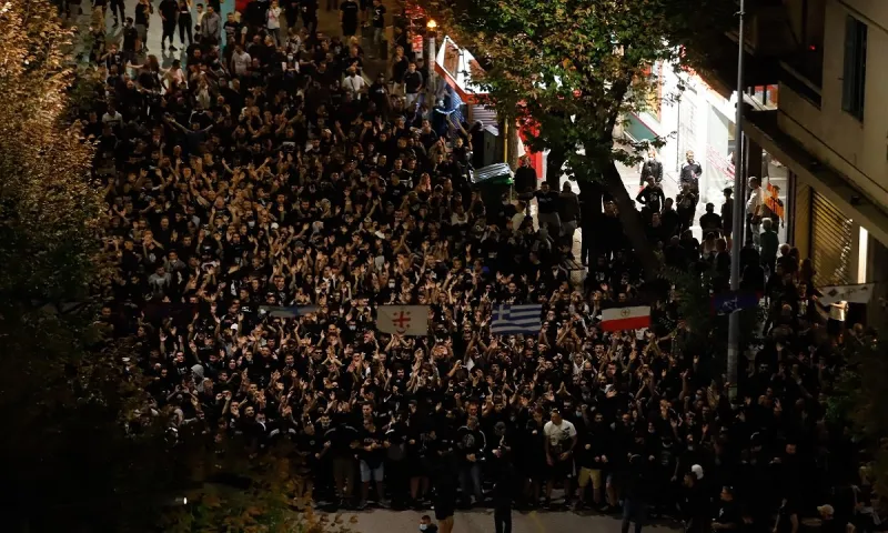 ΠΑΟΚ: Χρήση κρότου λάμψης των ΜΑΤ στην πορεία των οπαδών (vid)