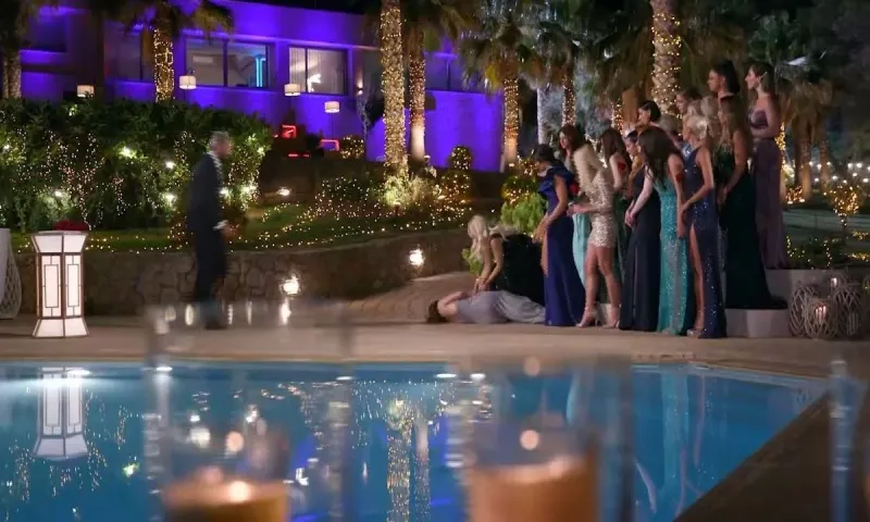 The Bachelor: Όχι μία, αλλά δύο αποχωρήσεις και λιποθυμία!