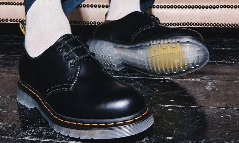 Dr Martens: Τα απαγόρευσαν από αγγλικό σχολείο - Έξαλλοι οι γονείς