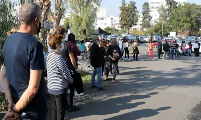 Ουρές και ταλαιπωρία για ένα rapid test - Το κράτος εκδικείται με «καψόνι» τους ανεμβολίαστους εργαζόμενους