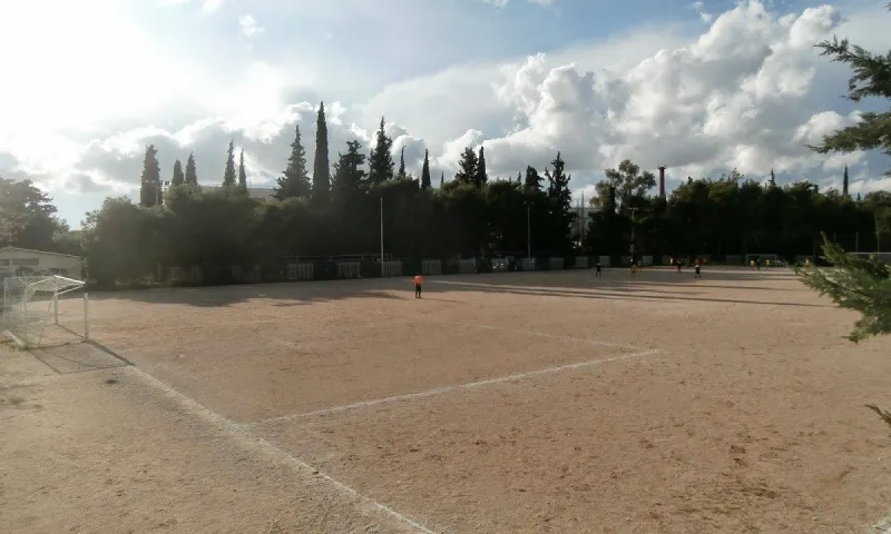 Παπάγος: Δύο μέτρα και δύο σταθμά από τον δήμαρχο Ηλία Αποστολόπουλο – Προπόνηση σε χωμάτινο γήπεδο