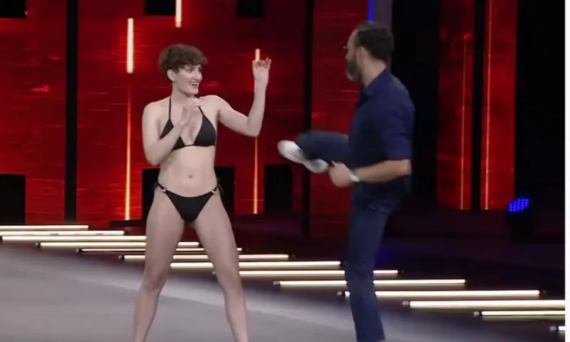 GNTM: Ο Άγγελος Μπράτης έπαιξε μποξ με τη νεαρή παίκτρια - Κι έφυγε... τρέχοντας