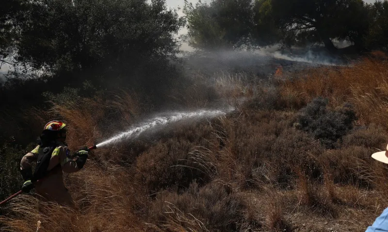 Φωτιές - Αττική: Υπό πλήρη έλεγχο από πυροσβέστες κι εθελοντές