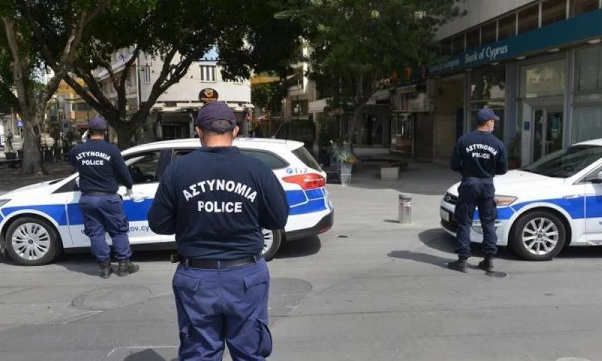 Ηράκλειο: Νεαρό ζευγάρι συνελήφθη να.. ερωτοτροπεί δημοσίως