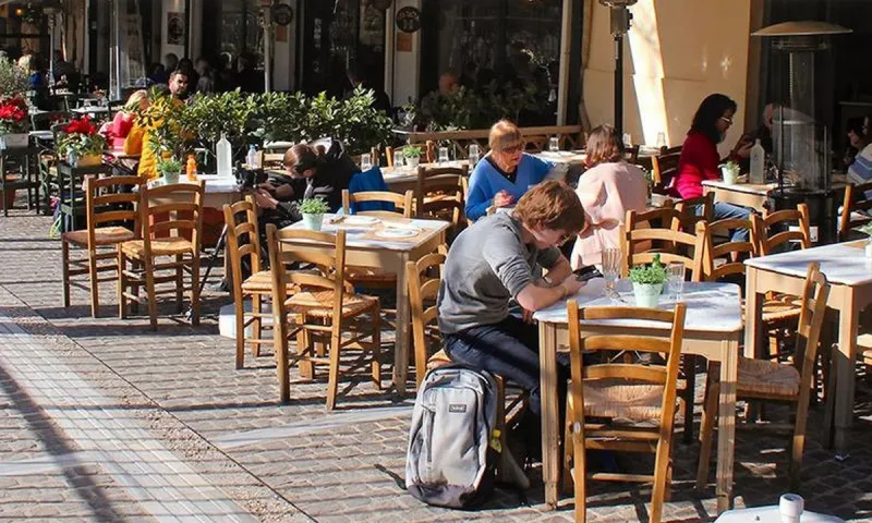 Μαγαζιά εστίασης αγοράζουν σόμπες για να κάθονται έξω οι ανεμβολίαστοι πελάτες