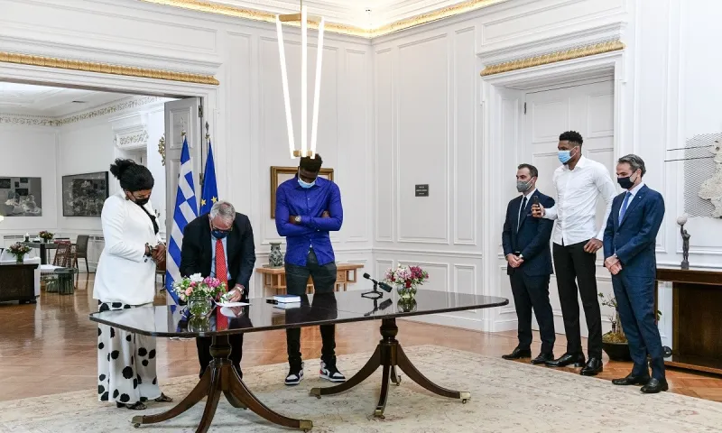 Η οικογένεια Αντετοκούνμπο στο Μέγαρο Μαξίμου