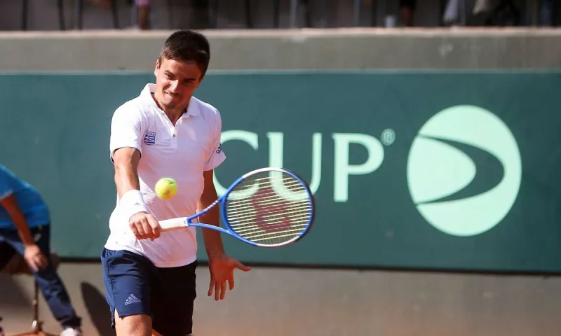 Davis Cup: Ηττήθηκε εύκολα ο Πέτρος Τσιτσιπάς, 1-0 η Λιθουανία